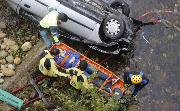 Dos jóvenes rescatados del Nalón tras caer con su coche al río en Laviana