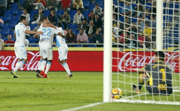 Los jugadores del Deportivo de la Coruña celebran uno de los goles de Celso Borges.