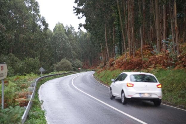 El tramo de la N-632 comprendido entre Berbes y Caravia no dispone de arcén de seguridad. 