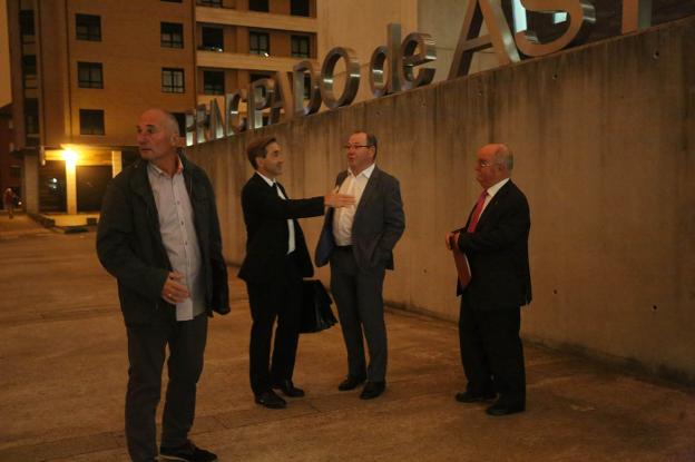 Ramón Álvarez, Ángel Bernal, Santiago Rodríguez Vega y Miguel Villalobos, el pasado 16 de octubre a las puertas de los juzgados de Gijón antes de la vista pública de la demanda contra trece miembros del Consejo de Administración de Nueva Rula de Avilés. 