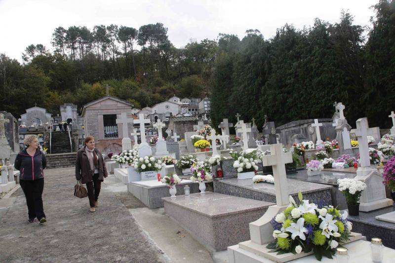 Los cementerios asturianos registran este miércoles una gran afluencia con motivo del Día de Todos los Santos