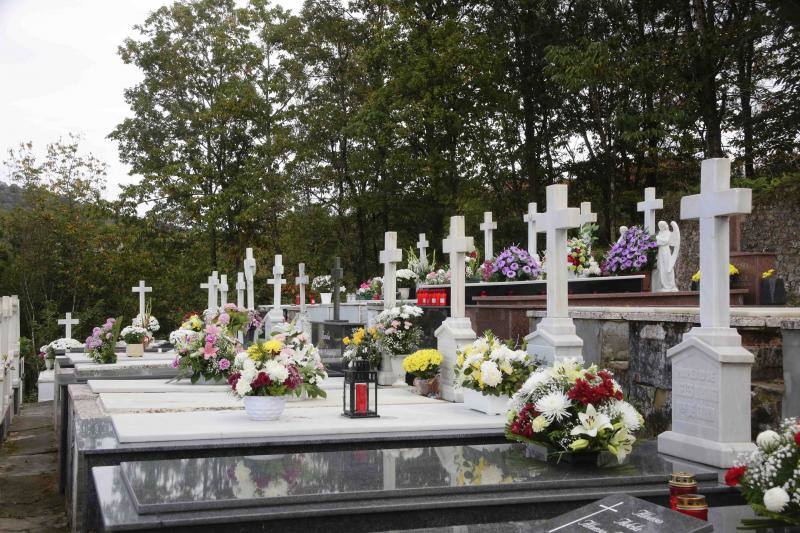 Los cementerios asturianos registran este miércoles una gran afluencia con motivo del Día de Todos los Santos