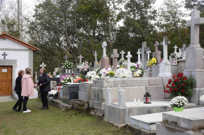 Los cementerios asturianos registran este miércoles una gran afluencia con motivo del Día de Todos los Santos