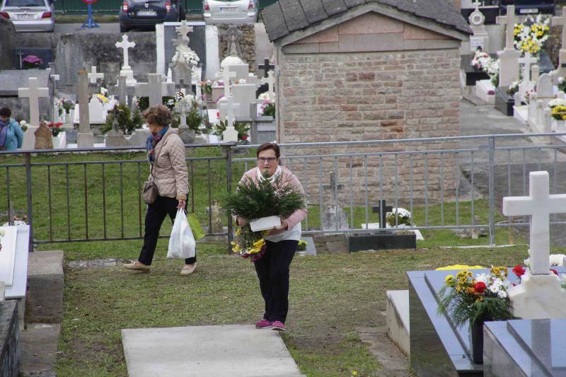 Los cementerios asturianos registran este miércoles una gran afluencia con motivo del Día de Todos los Santos