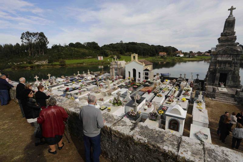 Los cementerios asturianos registran este miércoles una gran afluencia con motivo del Día de Todos los Santos