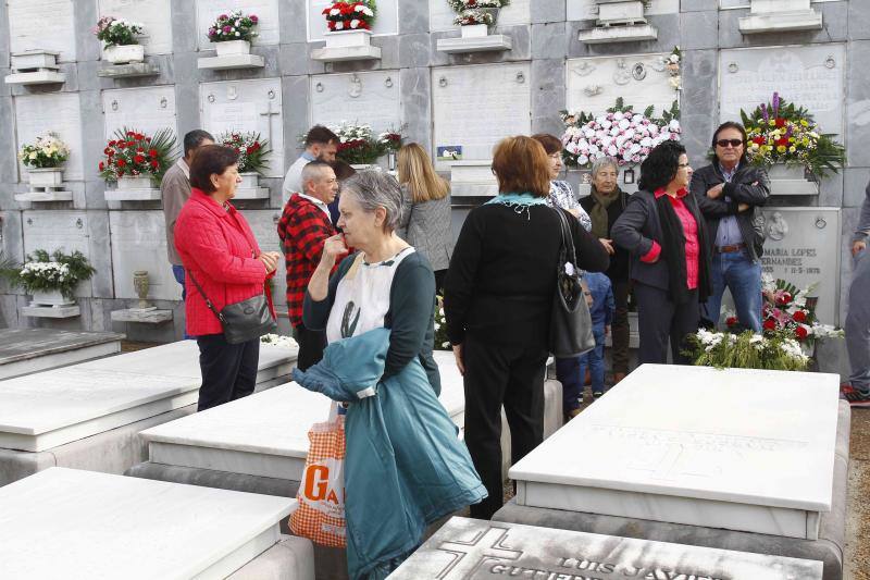 Cientos de personas se acercan al cementerio de La Carriona con motivo de la festividad de Todos los Santos