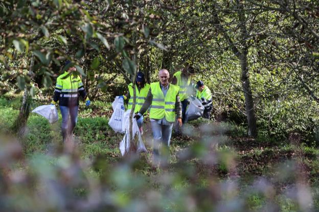 Voluntarios de Agua de Avilés recorrieron tres kilómetros del río Magdalena para limpiarlos. 