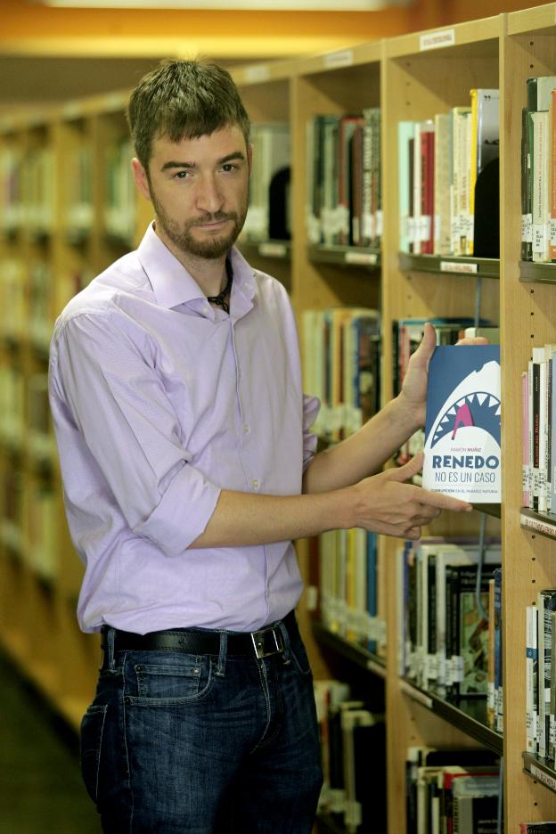 Ramón Muñiz muestra un ejemplar de su libro. 