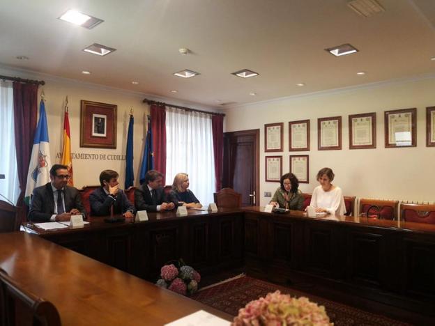 Presiden la mesa, Julio González Zapico, Ignacio Escribano, José Luis Álvarez Almeida y Verónica Pardo. 