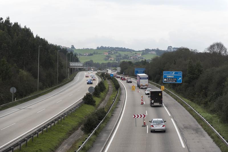 Retenciones en la autovía del Cantábrico por obras en Montico