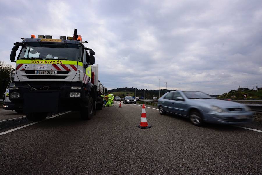 Retenciones en la autovía del Cantábrico por obras en Montico