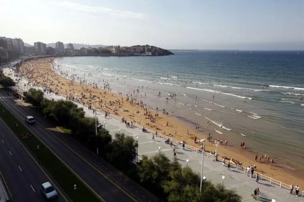 Vista general de la playa de San Lorenzo y de su bahía. 