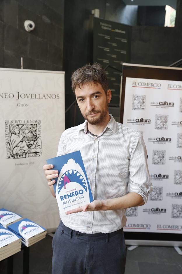 Ramón Muñiz con su libro.