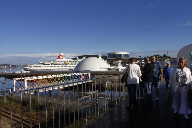 El Black Watch, atracado esta mañana frente al Niemeyer, con centenares de cruceristas que desconocían su destino