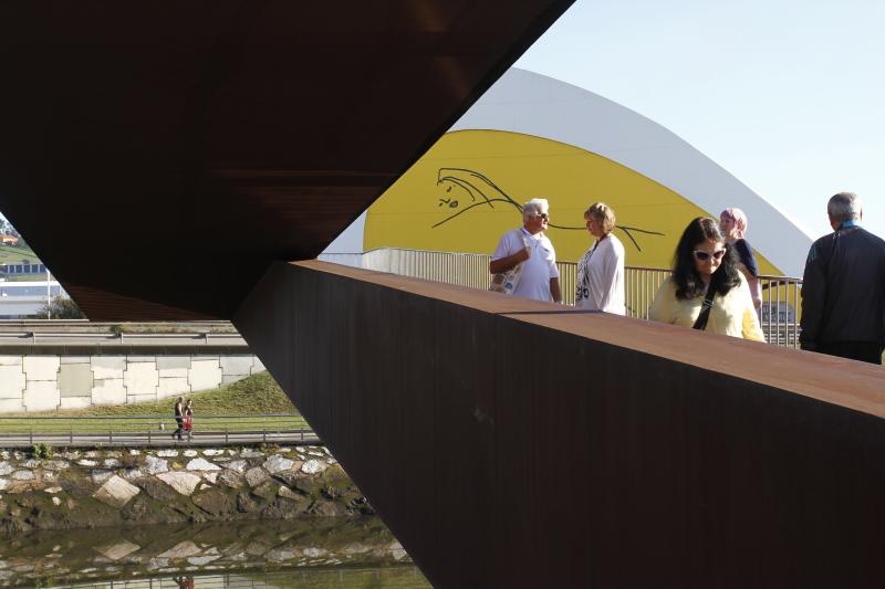 El Black Watch, atracado esta mañana frente al Niemeyer, con centenares de cruceristas que desconocían su destino