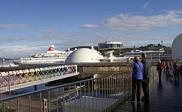 Avilés recibe un crucero misterioso