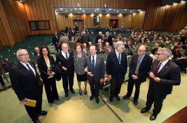 La viuda de Barthe Aza, Mercedes García de Castro, en el centro, momentos antes del homenaje. 