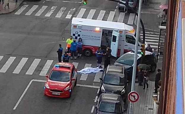 Fallece un hombre de 58 años mientras caminaba por la calle en Gijón