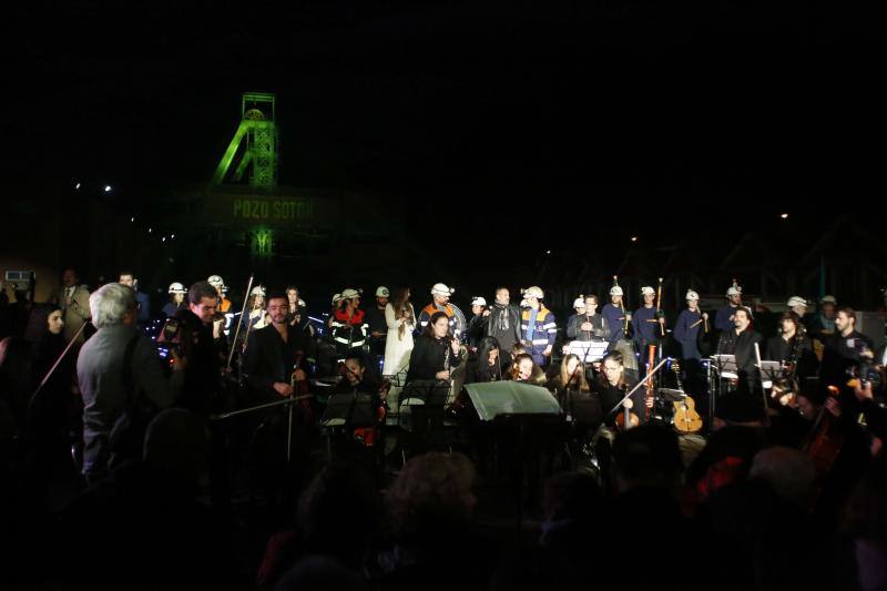 Multitudinario homenaje en el pozo Sotón a los mineros fallecidos