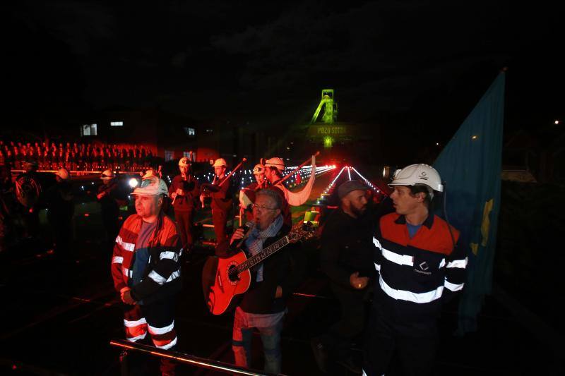 Multitudinario homenaje en el pozo Sotón a los mineros fallecidos