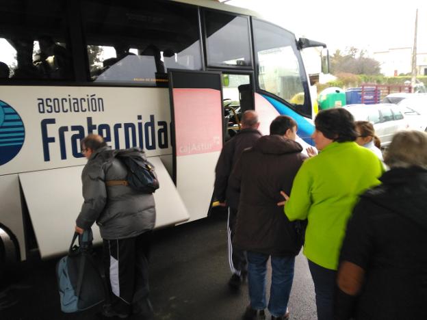 Varios alumnos acceden al autobús. :: D. S. FUENTE