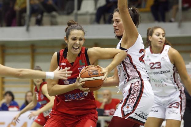 Claudia Calvelo trata de penetrar a canasta durante el partido ante el Añares La Rioja. 