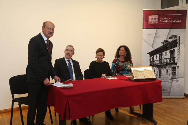 Ramón y Jorge Alvargonzález, Carmen Moriyón y Cristina Valdés, en el acto oficial de los 25 años de la Fundación. 