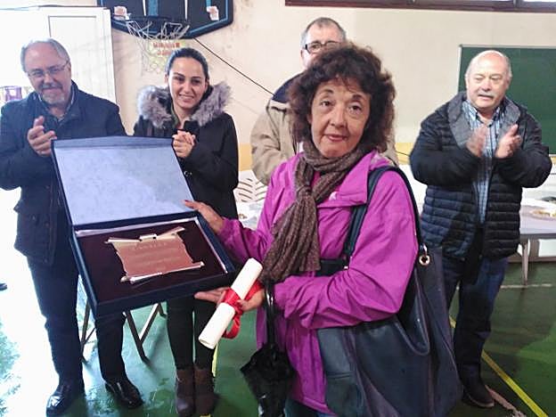 María Jesús Rodríguez recibe la distinción de mejor faba del año en la Feria de Trevías. 
