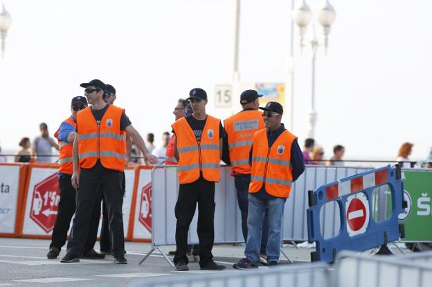 Voluntarios de Protección Civil, en el Muro, durante el final de etapa de la Vuelta Ciclista a España en la ciudad. 