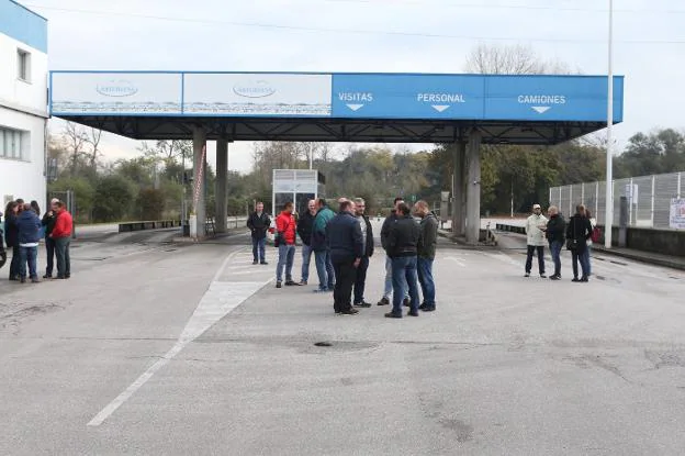 Trabajadores, ayer, concentrados a las puertas de la fábrica. 