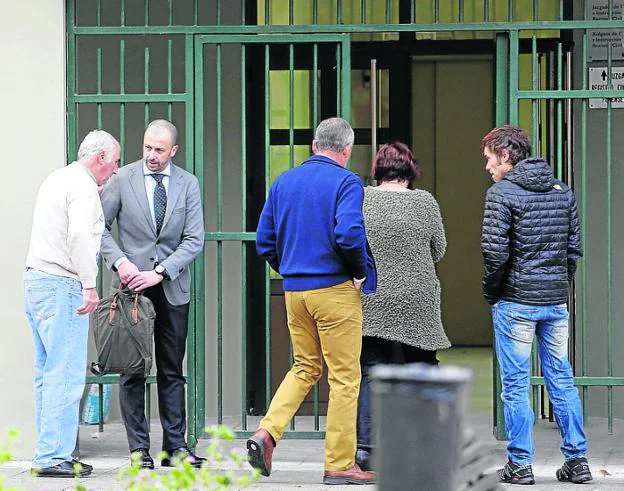 El letrado Jorge Canteli conversa con los hermanos del parricida confeso. 