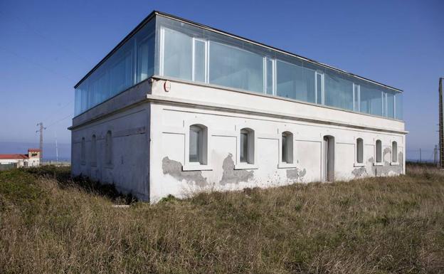 Centro de la Naturaleza de Cabo Peñas. Proyectado hace más de una década, la falta de fondos ha impedido abrirlo.