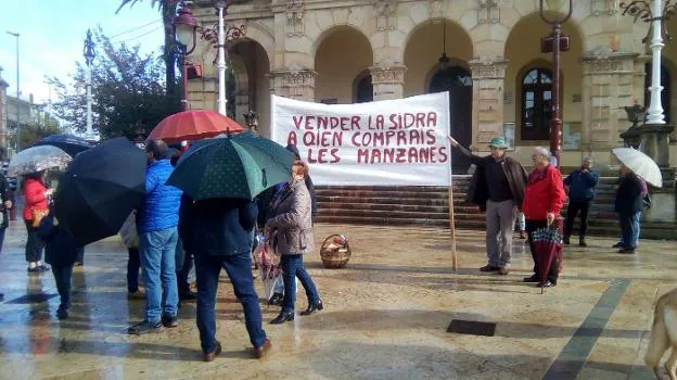 Protesta de los cosecheros de manzana, ayer, ante el Ayuntamiento de Villaviciosa. 