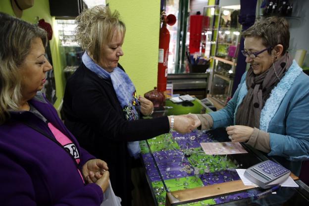 Cuqui Fernández pagando con pesetas a Ana Montes. 