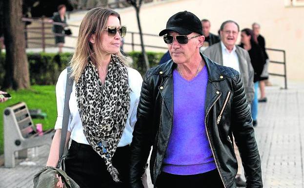 Antonio Banderas llega al tanatorio de Málaga con su novia, Nicole Kimpel. 