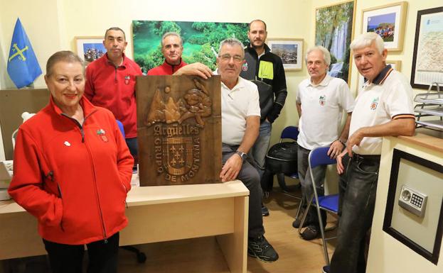 Integrantes del Grupo de Montaña Argüelles, en su sede.