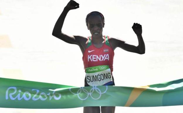 Jemima Sumgong, al cruzar la meta en los Juegos Olímpicos de Ríol. 