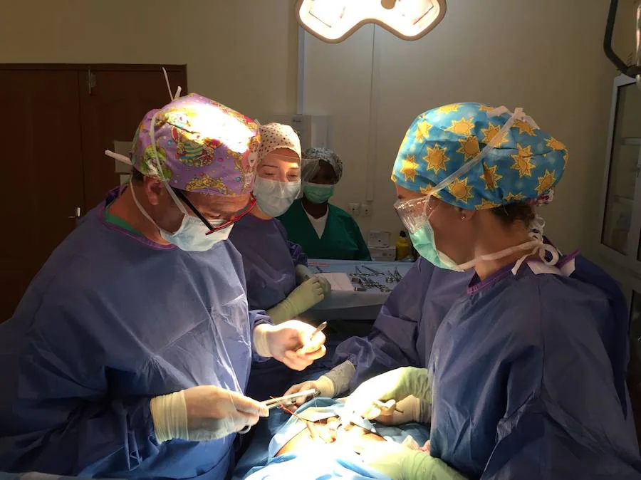 Cirujanos del Hospital de Cabueñes, en África