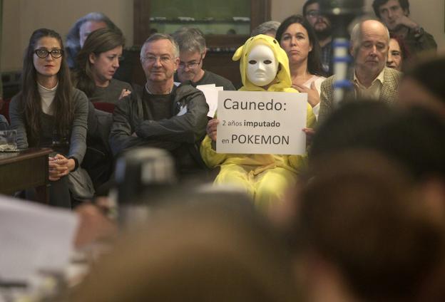 'Pikachu', entre el público, con un cartel que recordaba a Caunedo su imputación en el 'caso Pokemon'. 