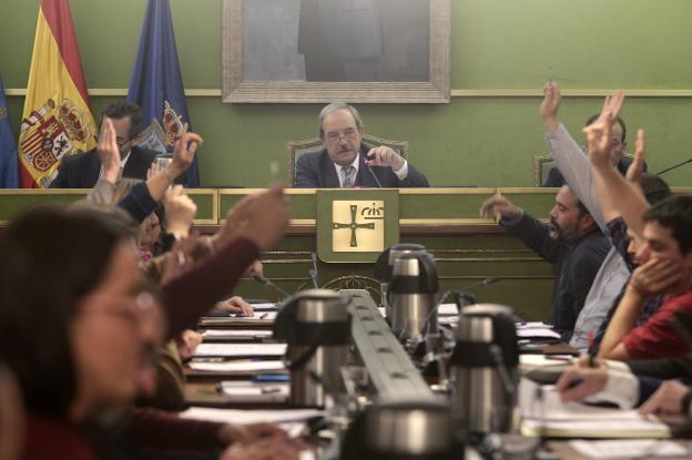 El equipo de gobierno de Oviedo durante el pleno celebrado ayer en el Ayuntamiento. 