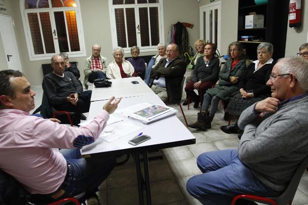El alcalde, Iván Fernández, en su reunión con los vecinos de Los Campos. 