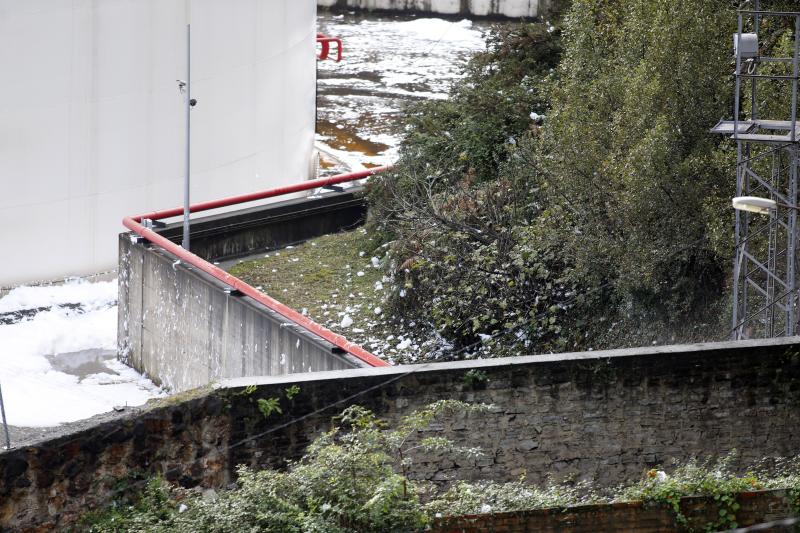 El barrio quedó prácticamente cubierto esta mañana de una espuma blanca que en algunas zonas alcanzó los dos metros de altura