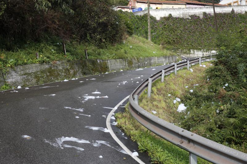 El barrio quedó prácticamente cubierto esta mañana de una espuma blanca que en algunas zonas alcanzó los dos metros de altura