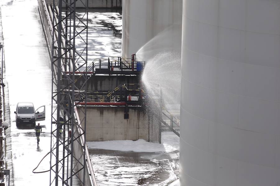 El barrio quedó prácticamente cubierto esta mañana de una espuma blanca que en algunas zonas alcanzó los dos metros de altura