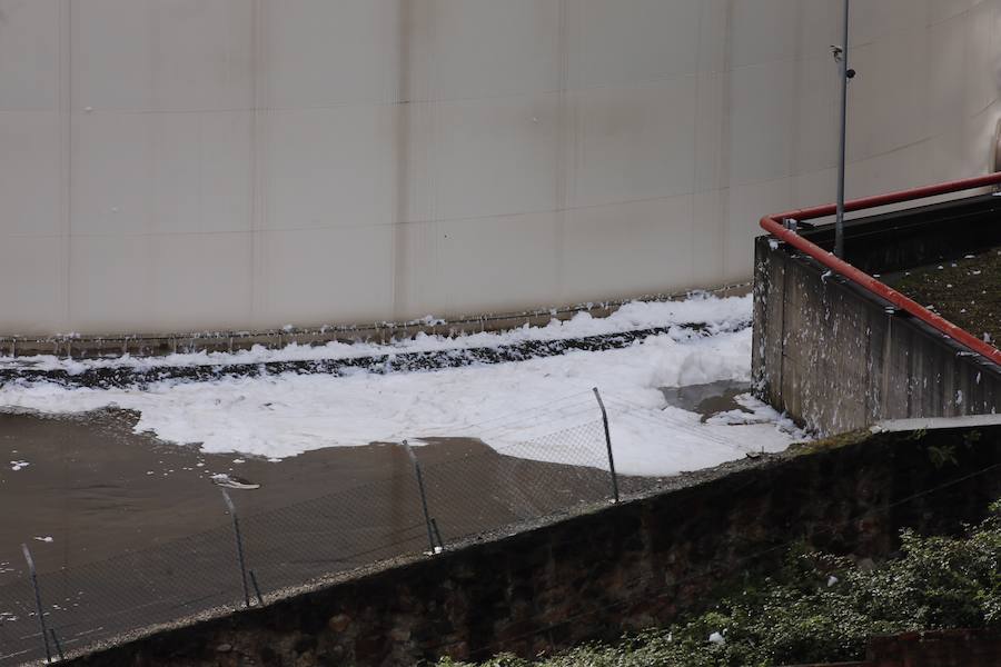 El barrio quedó prácticamente cubierto esta mañana de una espuma blanca que en algunas zonas alcanzó los dos metros de altura