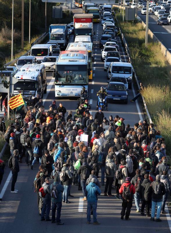 Los piquetes provocan cortes en una treintena de carreteras catalanas 