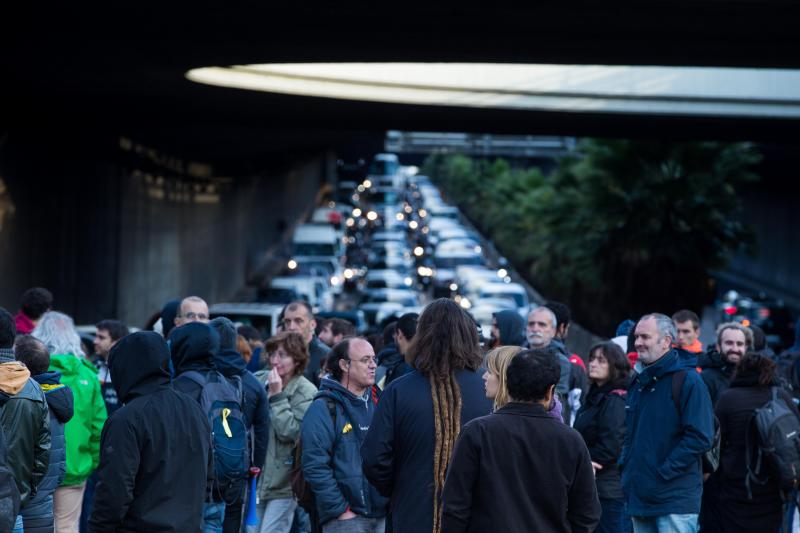 Los piquetes provocan cortes en una treintena de carreteras catalanas 