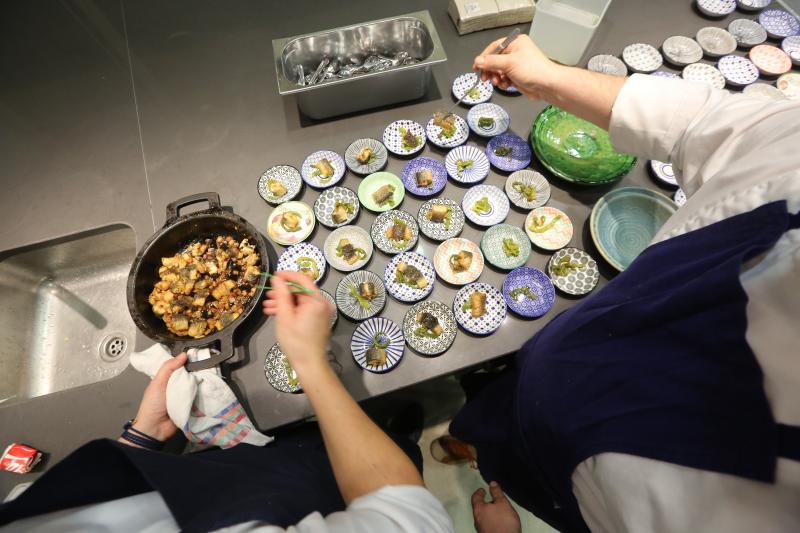 El chef Nacho Manzano preparó varias recetas con anguilas procedentes de acuicultura en la torre del Niemeyer ante una treintena de personas, que pudieron luego degustar las propuestas del estrella Michelin.