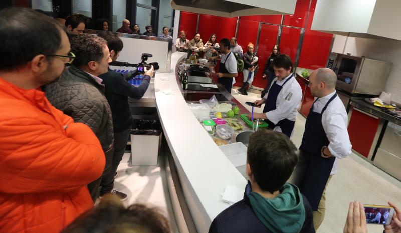 El chef Nacho Manzano preparó varias recetas con anguilas procedentes de acuicultura en la torre del Niemeyer ante una treintena de personas, que pudieron luego degustar las propuestas del estrella Michelin.