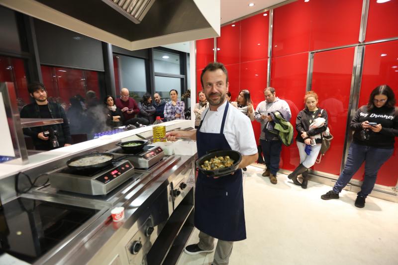 El chef Nacho Manzano preparó varias recetas con anguilas procedentes de acuicultura en la torre del Niemeyer ante una treintena de personas, que pudieron luego degustar las propuestas del estrella Michelin.